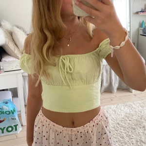 topp/blus - fin topp/blus från hm i en fin grön färg! använd endast en gång förra sommaren så den är som ny❤️