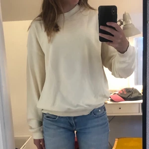 Gul tjocktröja storlek S - Jättemysig och skön tjocktröja som jag knappt använt. Perfekt som tröja nu när det snart blir lite kallare!💖💖