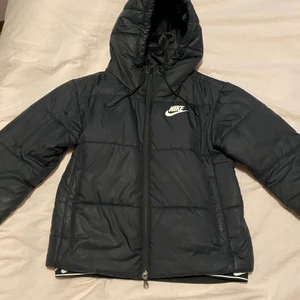 Nike vinterjacka  - Og pris ca 1499kr. Super skön och varm!! Inga synliga skador. Har två fickor på sidorna med dragkedja. Är i storlek S men passar xs/s. Har haft den ca 1/2 vintrar och inte frusit något alls!! Pris kan ändras! 