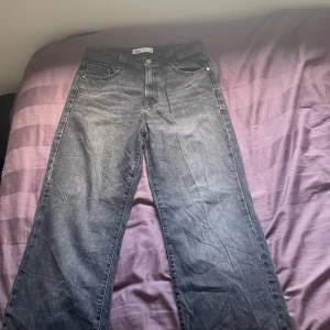 Grå jeans - Ett par jeans från zara, använt få gånger. Gott som ny. Storlek 40, den är inte så stretchig💕