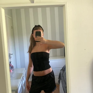 Linne  - Hejsan! Nu säljer jag detta fina linnet som tyvärr inte kommer till användning längre. Köp direkt för 50kr 🖤