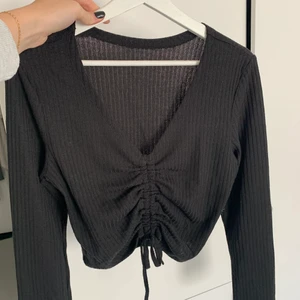 Långärmad tröja  - Svart långärmad tröja, superskön och passar till allt. Använd 1 gång. Från shein! Passar S-M 