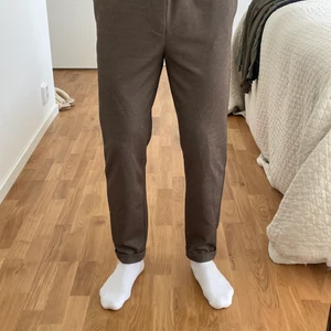 Kostymbyxor från Zara (oanvända) - Säljer ett par oanvända kostymbyxor från Zara i storlek S. 