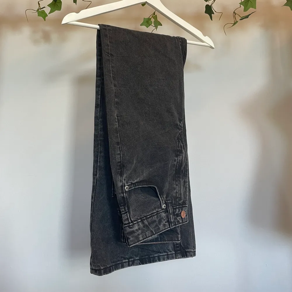 Mörkgråa jeans från HM i storlek 32. Oanvänt skick. Säljer för de är för stora💘 köpta för 300kr. Köparen står för frakt.. Jeans & Byxor.