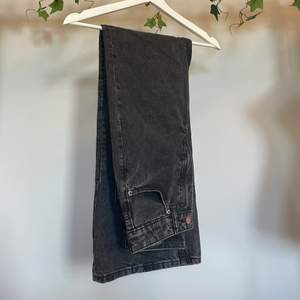 Mörkgråa jeans från HM i storlek 32. Oanvänt skick. Säljer för de är för stora💘 köpta för 300kr. Köparen står för frakt.