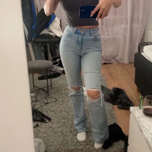 Abrand jeans - Köpte för ksk ett halvår sen sparsamt använda. Säljer nu för att dom är väldigt tajta på mig. Inga defekter förutom en liten sotfläck över höger knä som man ser på första bilden, annars nyskick!(fläcken syns knappt vid användning)❤️ nypris 1099kr
