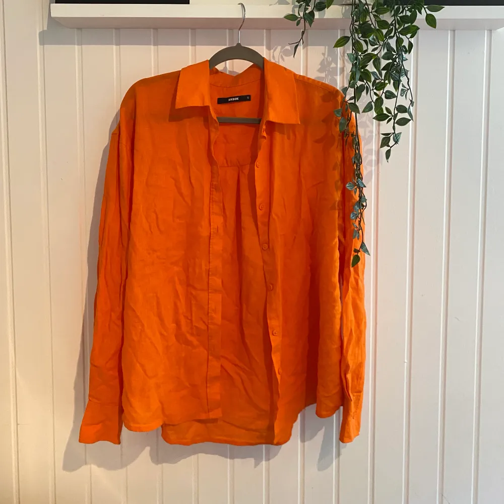 Orange linne skjorta från bikbok🧡. Skjortor.