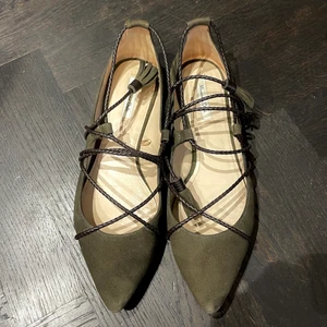 Snörade ballerina grön mocka från Massimo Dutti - Gröna khaki ballerinas med snörning i mocka. Använda cirka 3 gånger. Stl 38. Från Massimo dutti. Nypris 999:- 