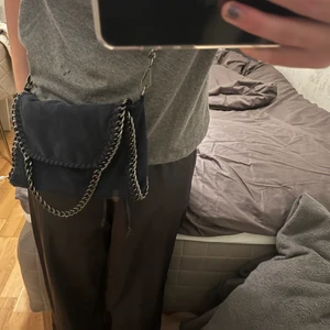 Blå väska - Sjukt snygg Stella McCartney liknande väska, färgen är lite blå glittrig och väskan är i super bra skick😇🤞🏼😍❤️😊