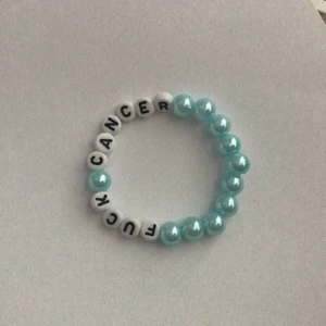 Pärlarmband  - Ett armband där det står ”fuck cancer” på. Armbandet är 15cm och stretchigt💙 