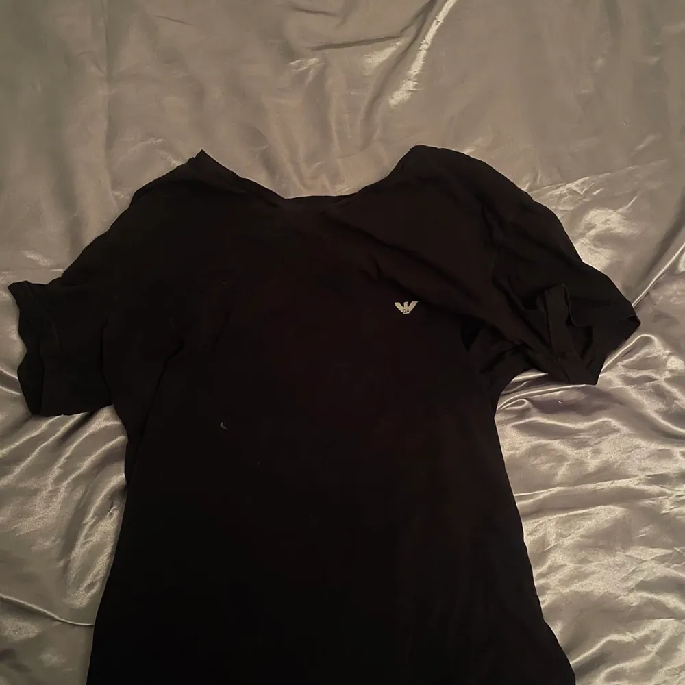 Säljer en svart Armani t-shirt, storlek XS-S. T-shirts.