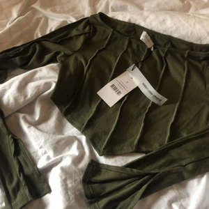 Hanna Schönberg tröja - Helt ny mörkgrön tröja från Hanna Schönbergs kollektion på Na-kd 