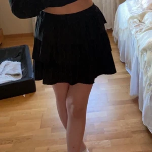 VOLANGKJOL - Köpte den från Zara för ett tag sedan. Tror inte den säljs längre (inte säker på att den inte gör de). ❤️