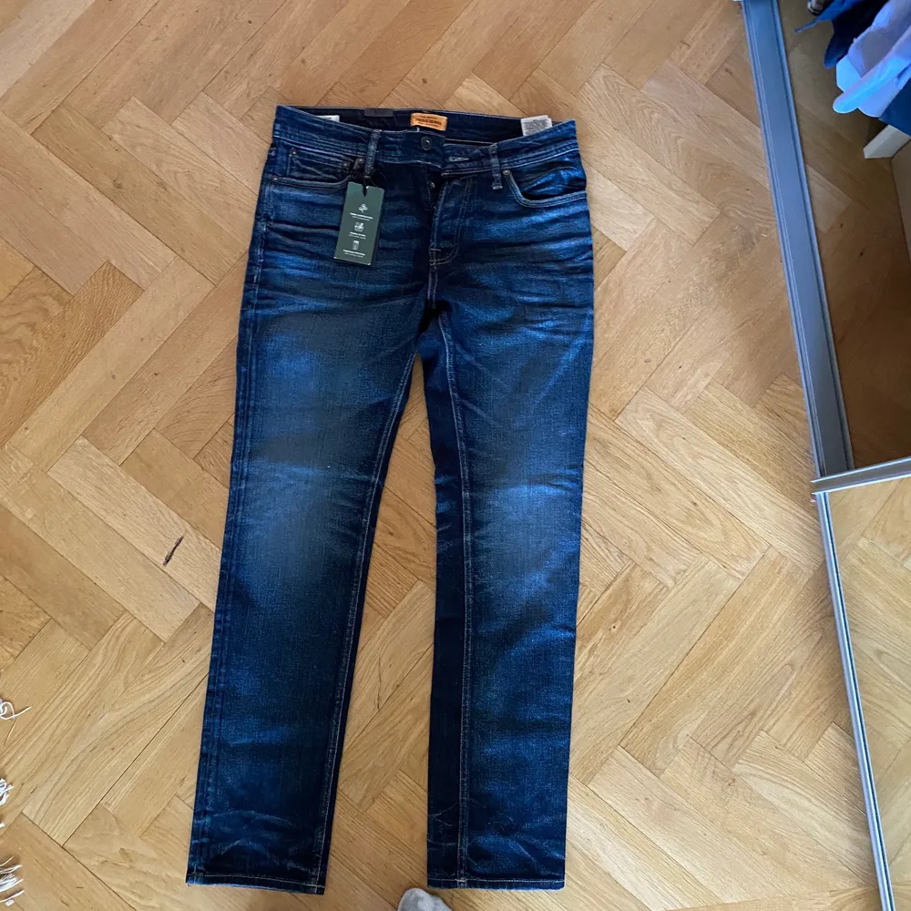 Jack & Jones jeans. Helt nya. Nypris 900kr. . Jeans & Byxor.