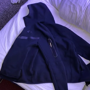 Svart Nike Tech fleece storlek Xs och M - Svart Nike tech fleece i storlek XS i koftan och M på byxorna. Pris kan diskuteras lite, säljs inte separat‼️ Koftan och byxorna sitter som S