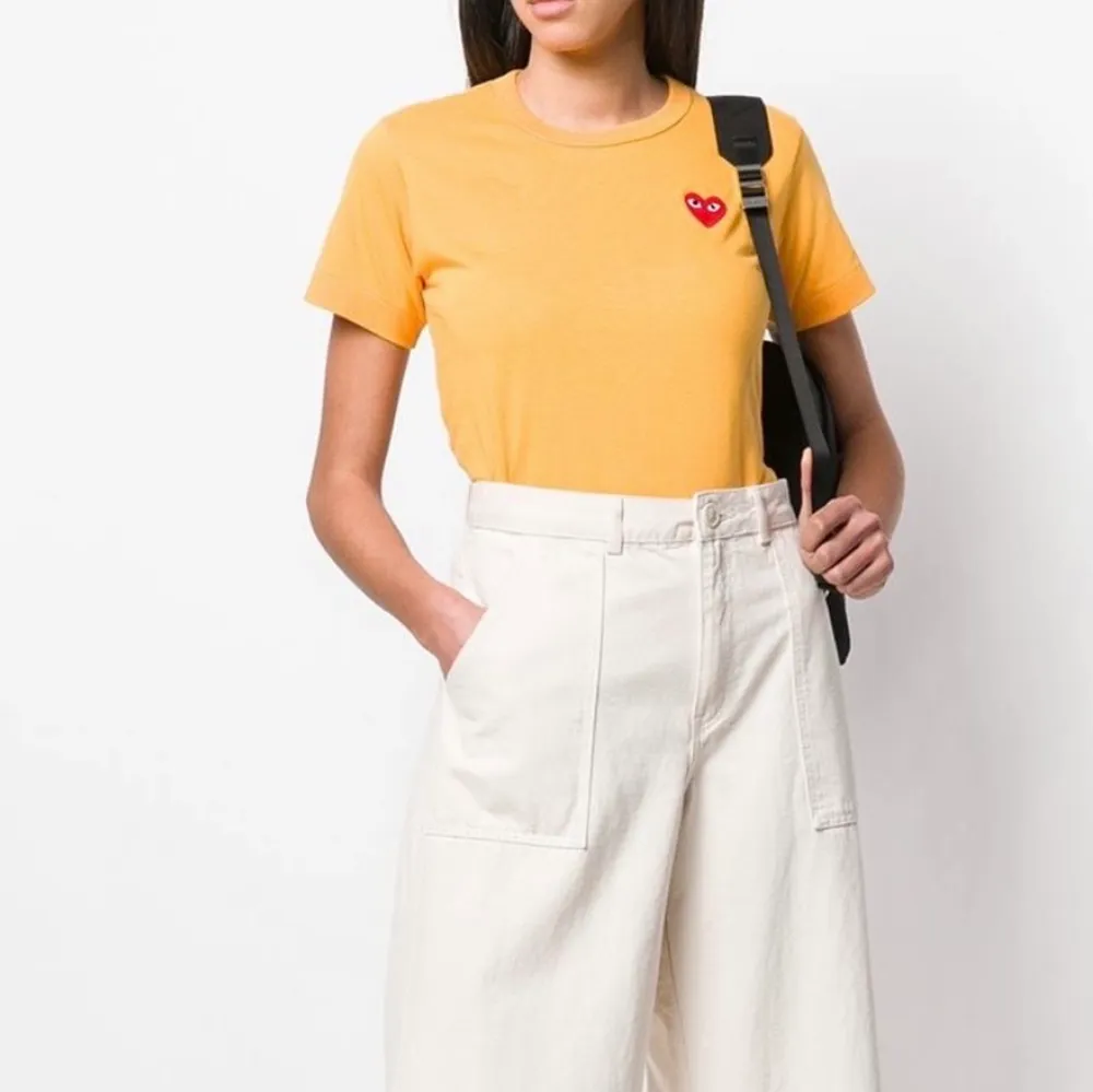 Säljer min fina oranga comme des garçons play t-shirt. I bra skick och i storlek small. Den är relativt liten i storlek så den passar xs/s. Samma passform som på bilden. . T-paidat.