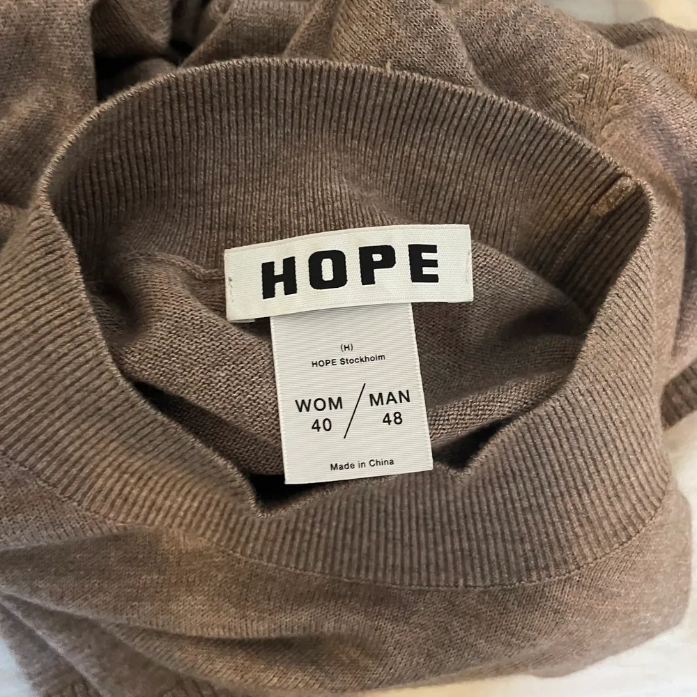 Suuuuper fin tröja i merinoull från HOPE. Alldeles för stor för mig så har inte kommit till användning. Mysig, mjuk, unik och skön☀️ Den blir oversized för mig som är 158 cm. Köpt för 1500kr.. Tröjor & Koftor.