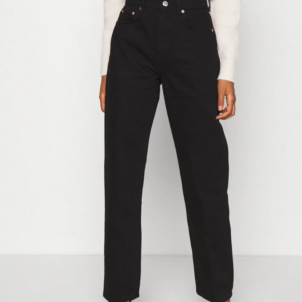 Svarta raka jeans köpa på Zalando för 539 kr. Modellen heter ”High Waist Jeans relaxed fit”. Använda två gånger och är för små för mig i midjan. Storlek 34. Skriv för mer info!💕. Jeans & Byxor.