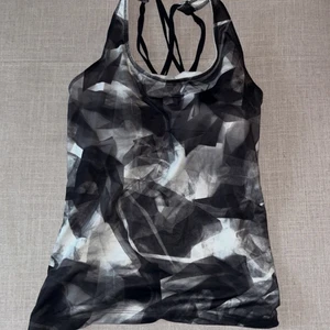 Träningslinne  - Tränings linne från SOC med inbyggd sportbh 