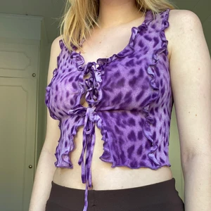 Y2k topp - Så najs y2k topp🥺 Säljer pga att jag aldrig använt den, köpt på Humana! Jag är 178 så om du är kortade blir den inte så kort som på mig!