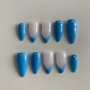 Press on naglar - Handgjorda press on naglar i storlek M. Storleken anser bredden på dina naglar. Återanvändningsbara och gjorda i högkvalitativ gelé. Jag skickar alltid med 12 st för fler storleksalternativ 💙