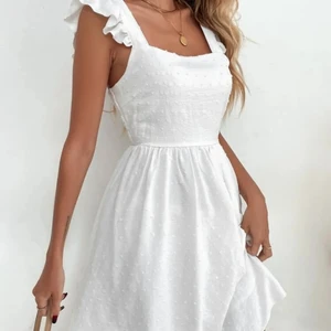 Vit klänning  - Den är beställd från shein,den var för stor får mig jag är ungefär 153 cm för mig var den ganska stor vid banden. Aldrig använt den men en jätte fin klänning att ha på skolavslutning. Ny pris 179 men jag säljer den för 150. Köparen står för frakten 