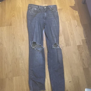 Zara  - jag säljer mina gråa zara jeans för att jag inte gicllar hur dom sitter på mig, dom är perfekt i passformen.
