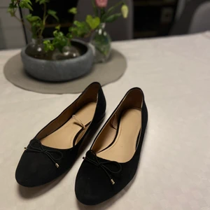 Ballerinaskor H&M - Ballerina från H&M i gott skick.
