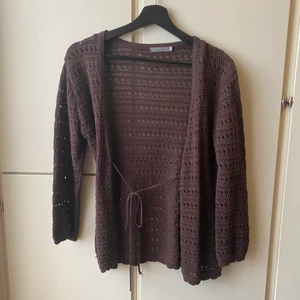 Brun kofta från Åhléns  - Jättefin brun kofta som tyvärr inte kommer till användning. Funkar jättefint med ett vitt linne under. Har ett snöre i midjan som även går att ta bort. Koftan är köpt second hand, aldrig använd av mig och är i jättefint skick! 