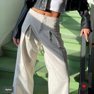 Linnebyxor  - Jätte snygga linnebyxor. Säljer för de är fel storlek för mig, endast testade en gång. Orginal pris 629 kr. Säljer för 500 + frakt. Har i både storlek 34 & 36.