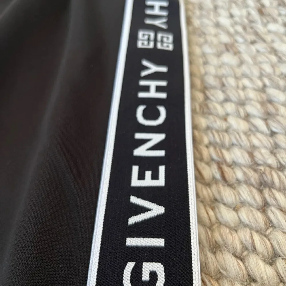 Säljes ett par byxor från Givenchy. Skicket är väldigt bra. Givetvis äkta vara. Har inget kvitto dessvärre. Nypriset är ca 980 EUR.  Säljes pga flyttrensning och att jag inte använder dem.     Är även intresserad av byte av märkeskläder och mobil:)      . Jeans & Byxor.