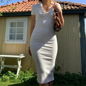 Klänning🤍 - Säljer denna perfekta sommarklänningen från zara! Endast använd ett fåtal gånger så den är i nyskick💙 köparen står för frakt🌷