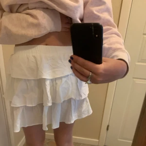 Kjol strl s - Säljer denna volangkjol i strl s!! I nyskick och knappt använd💕