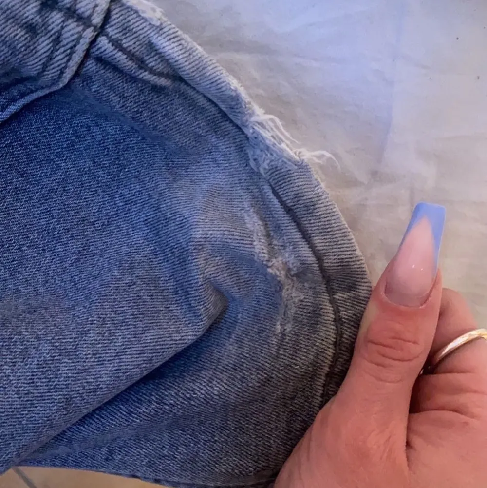 Zara jeans med slits. Säljer pga dom ej kommer till användning längre. Dom är i fint skick förutom något slitna nere vid slitsen (se sista bilden) men inget som är märkbart när du har dom på dig 💕. Jeans & Byxor.