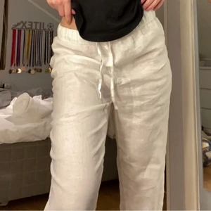 Linnebyxor  - Köpte dessa linnebyxor av en annan tjej här på Plick, de satt tyvärr inte som jag ville men oerhört snygga och bekväma. Oanvända av mig, säljaren hade använt dem 1 gång. Köpte dem för 500kr därav mitt pris men det kan givetvis diskuteras💕