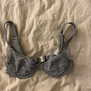 Bikinitopp - Hej, säljer denna oanvända bikiniöverdel från Arket i stolek 34 då den tyvärr är för liten för mig. Helt i nyskick . Köparen står för frakten på 66kr 🫶🏽