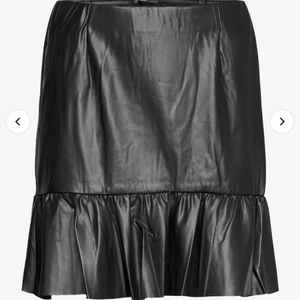 Läderkjol  - Säljer denna superfina fakeläderkjolen ifrån b.young. Den är endast provad så varan är i nyskick! Nypris är 500 kr. Stl 34/UK 8. Säljer då den är förstor på mig och det är försent att returnera 💓 Säljer för 200 kr + frakt. Skriv för egna bilder!