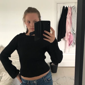 Glittrig tröja - Så snygg tröja. Svart med glitter i tyget. Ballongarmar, har en resor i midjan vilket gör att den sitter snyggt format på kroppen. Ett litet hål i armen (se bild 3) men inget som syns eller tänka på