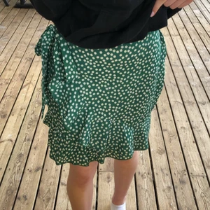 Sommarkjol  - Söt kjol i storlek S/36 till våren/sommaren! Säljer då den aldrig kommit till användning, så den är i nyskick. Köparen står för frakt, kan mötas upp i Linköping❤️‍🔥