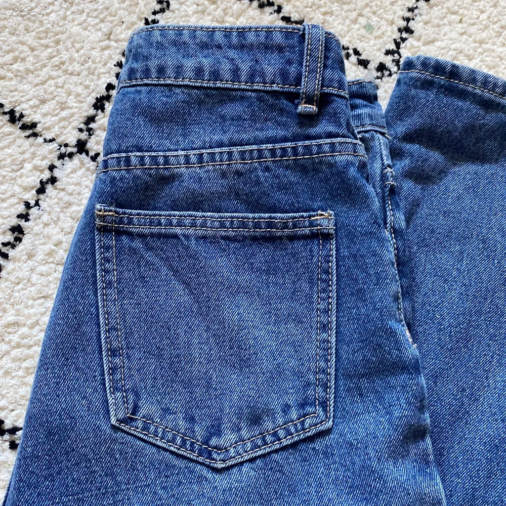 Jeans, köpta second hand! Jag skulle säga att de är storlek 26/27 i midjan och längd 34, <3! (skriv för fler bilder) . Jeans & Byxor.