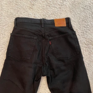 ❗️Svarta 501 jeans från Levi’s❗️ - 💕Säljer jeansen då jag inte använder de längre. Jeansen är i storlek W26, men de är små i storleken så skulle säga att de är W25💕