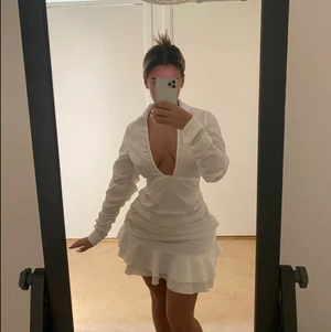 Vit klänning  - Från Prettylittlething, aldrig använd endast testad. Storlek 36 