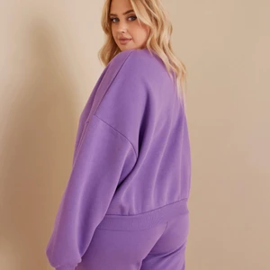 Nly trend sweatshirts - Säljer denna tröja från Nelly då den knappt kommer till användning. Super fin och ändats använda några få gånger. Jättemysig och skön💜 Den är i storlek S, men passar mig som normalt har M. 100kr💕 ( Endast lila kvar)