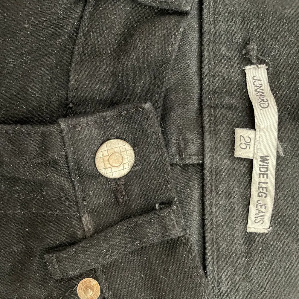 Raka jeans från Junkyard i svart. Storlek 25 (passar mig som är S). Nypris 499kr, säljer för 200kr + frakt (frakt kan variera utöver skrivet pris). . Jeans & Byxor.