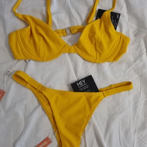 Ny bikini Nelly - Oanvänd gul bikini med prislappar kvar från Nelly. Överdelen är strl 80C och underdelen S. Båda delarna för 150 kr, det går även bra att köpa en del för 75 kr. 