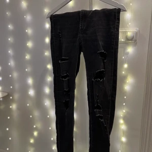 Storlek 36/S-M - Här är mina håliga  jeans från H&M. Har använts 2-3 gånger, och är i bra skick. Säljer dom för att dom har blivit för små och är inte riktigt min stil längre. Kontakta mig om ni har några frågor eller vill ha fler/ bättre bilder. 