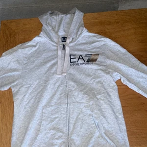 Ea7 emporio Armani hoodie - En Ea7 hoodie, bra skick. Inga fläckar eller problem med koftan