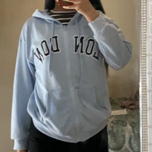 Kofta - Säljer min blå kofta med trycket ”LONDON” på. Den är i storlek S men skulle säga att den sitter som en xs då den är väldigt kort i armarna och tunn. Rekommenderar att använda på sommaren👍🏽