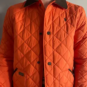 Ralph Lauren retro jacket, lovely quilted and super good quality! The color is bright orange🦋 size Xl but I would that it runs small in the size.