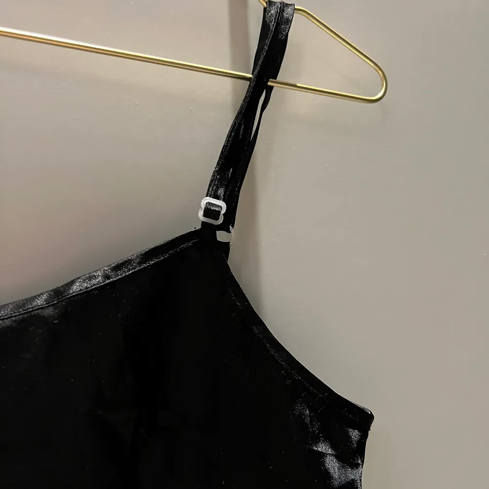 Ett jätte fint svart silkes linne från HM strolek XS/S den skiftar lite i storlek i med att man kan ändra storlek i armarna, säljer pga har ett typ likadant som passar mig bättre . Toppar.